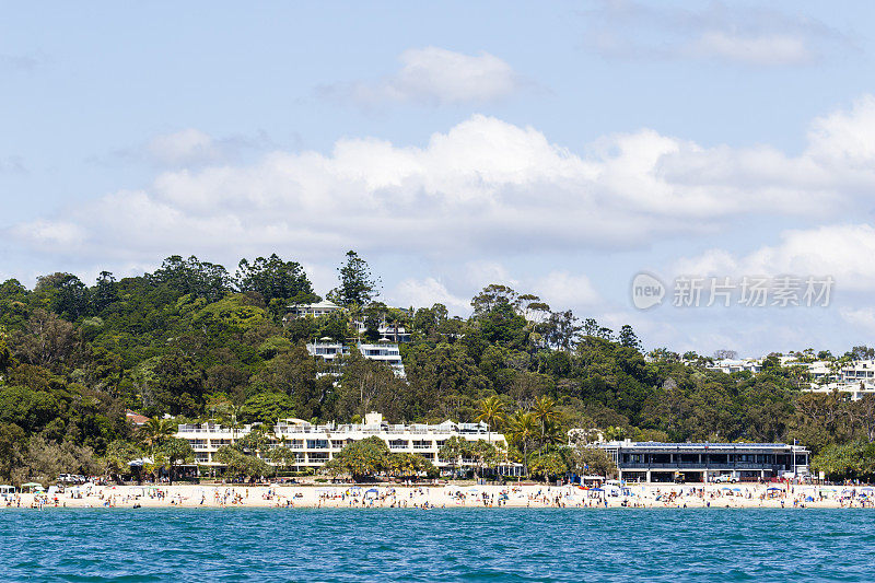 Noosa Main海滩是一个受欢迎的旅游目的地。